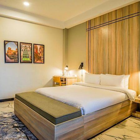 Roomy Crossroads Hotel, Пешавар Екстер'єр фото