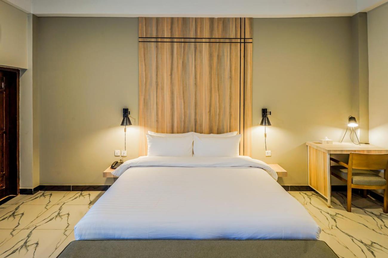 Roomy Crossroads Hotel, Пешавар Екстер'єр фото