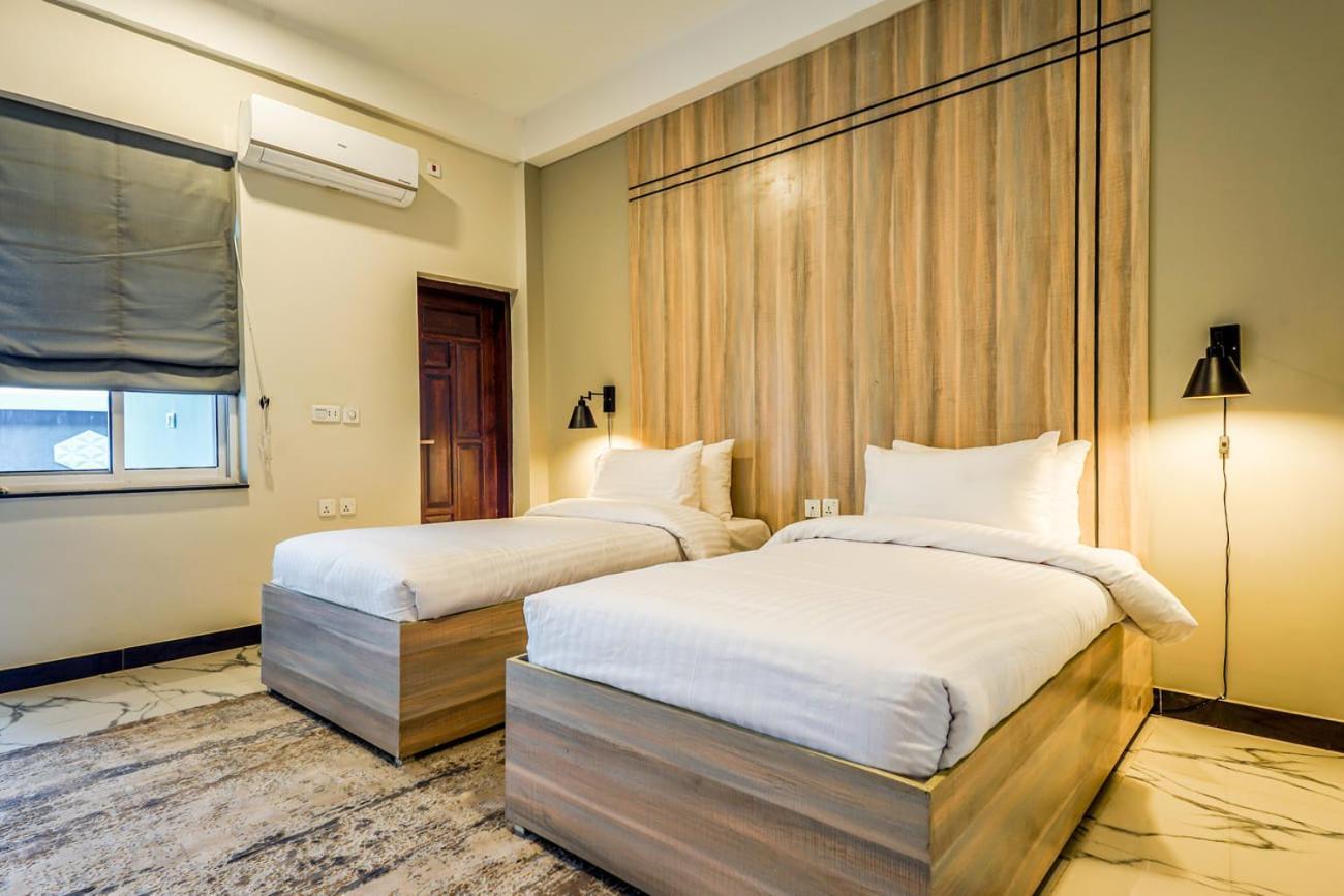 Roomy Crossroads Hotel, Пешавар Екстер'єр фото