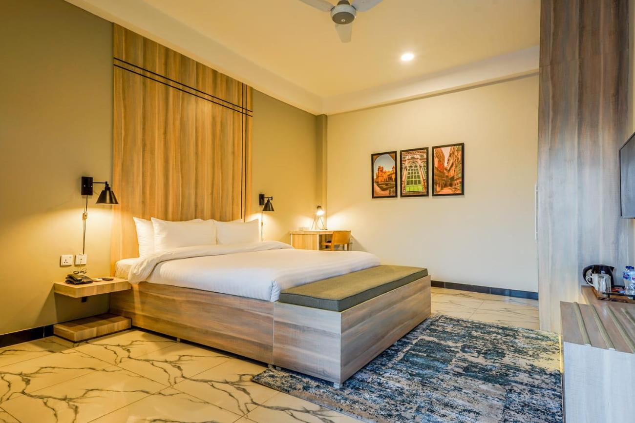 Roomy Crossroads Hotel, Пешавар Екстер'єр фото