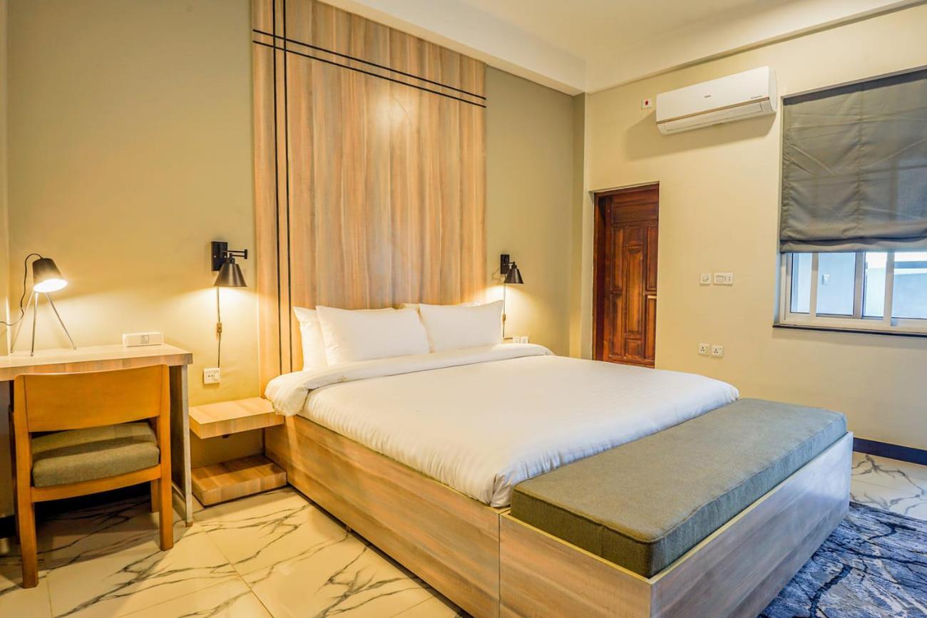 Roomy Crossroads Hotel, Пешавар Екстер'єр фото